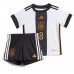 Tanie Strój piłkarski Niemcy Leon Goretzka #8 Koszulka Podstawowej dla dziecięce MŚ 2022 Krótkie Rękawy (+ szorty)